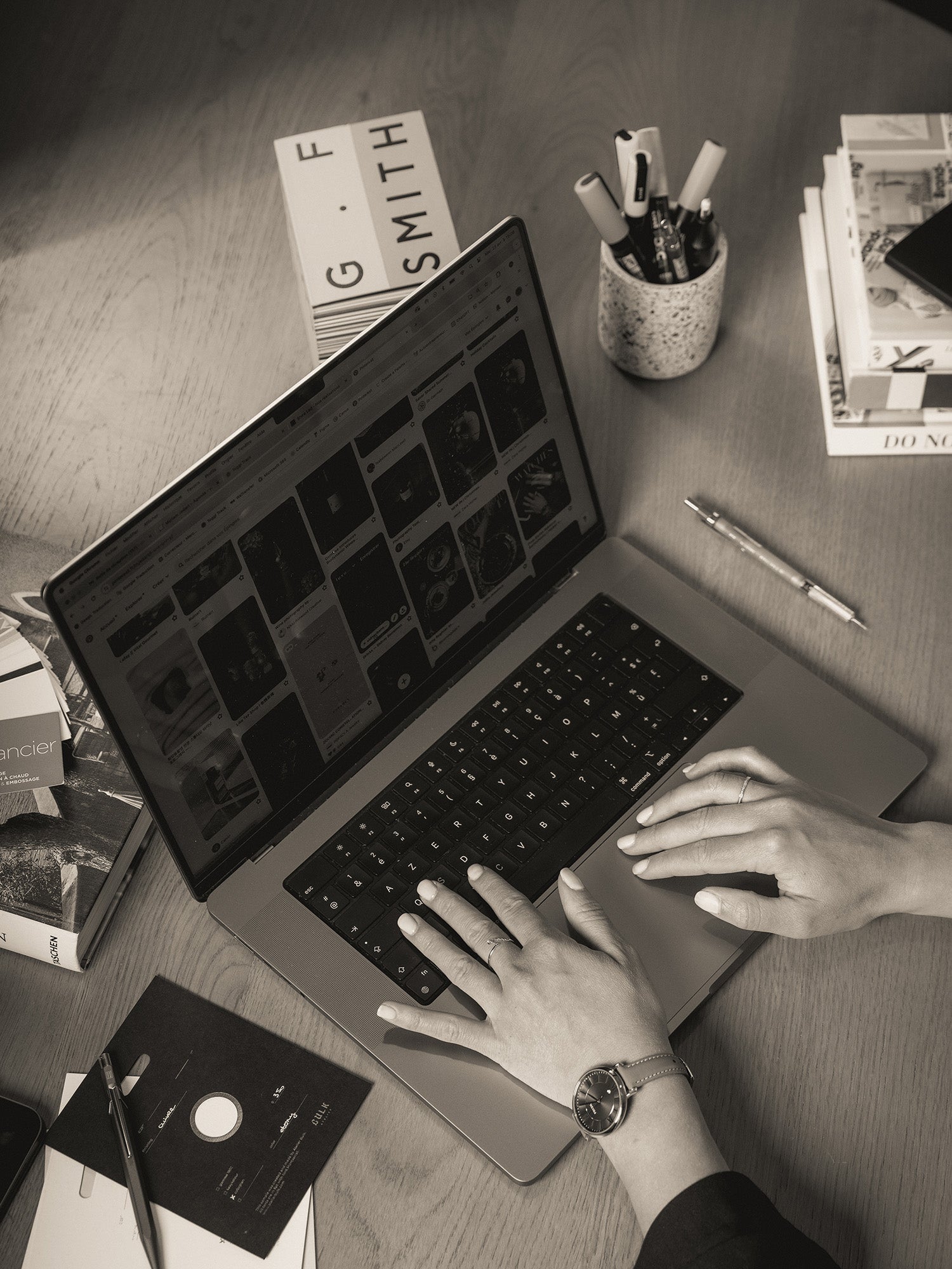 Myriam Jadart en train de faire la recherche graphique sur ordinateur