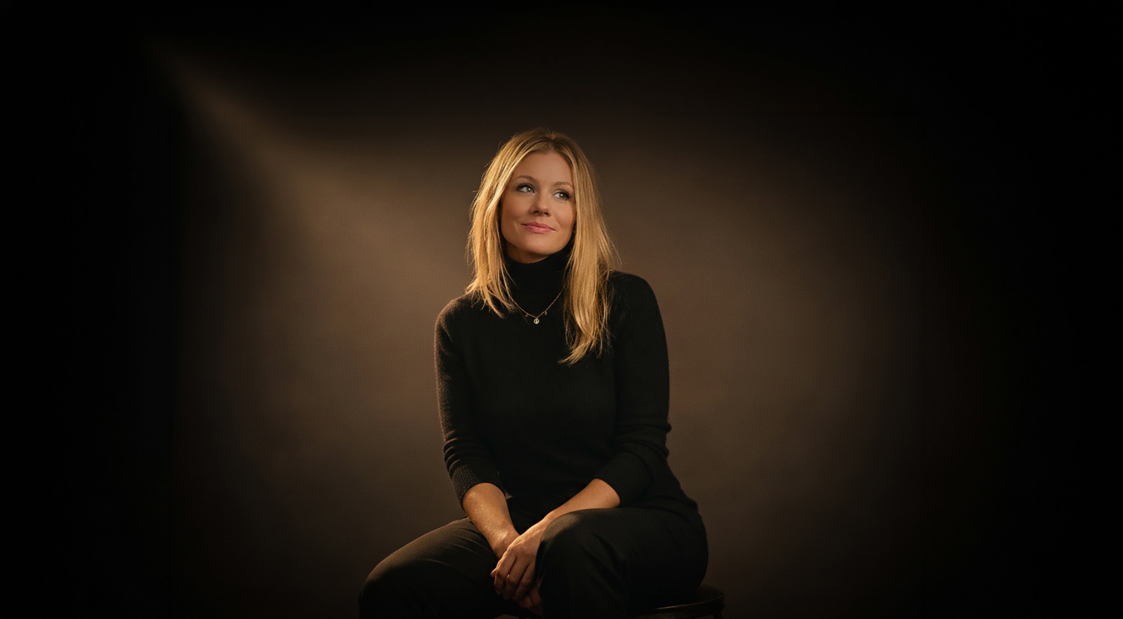 Portrait editorial de Myriam Jadart sur fond marron