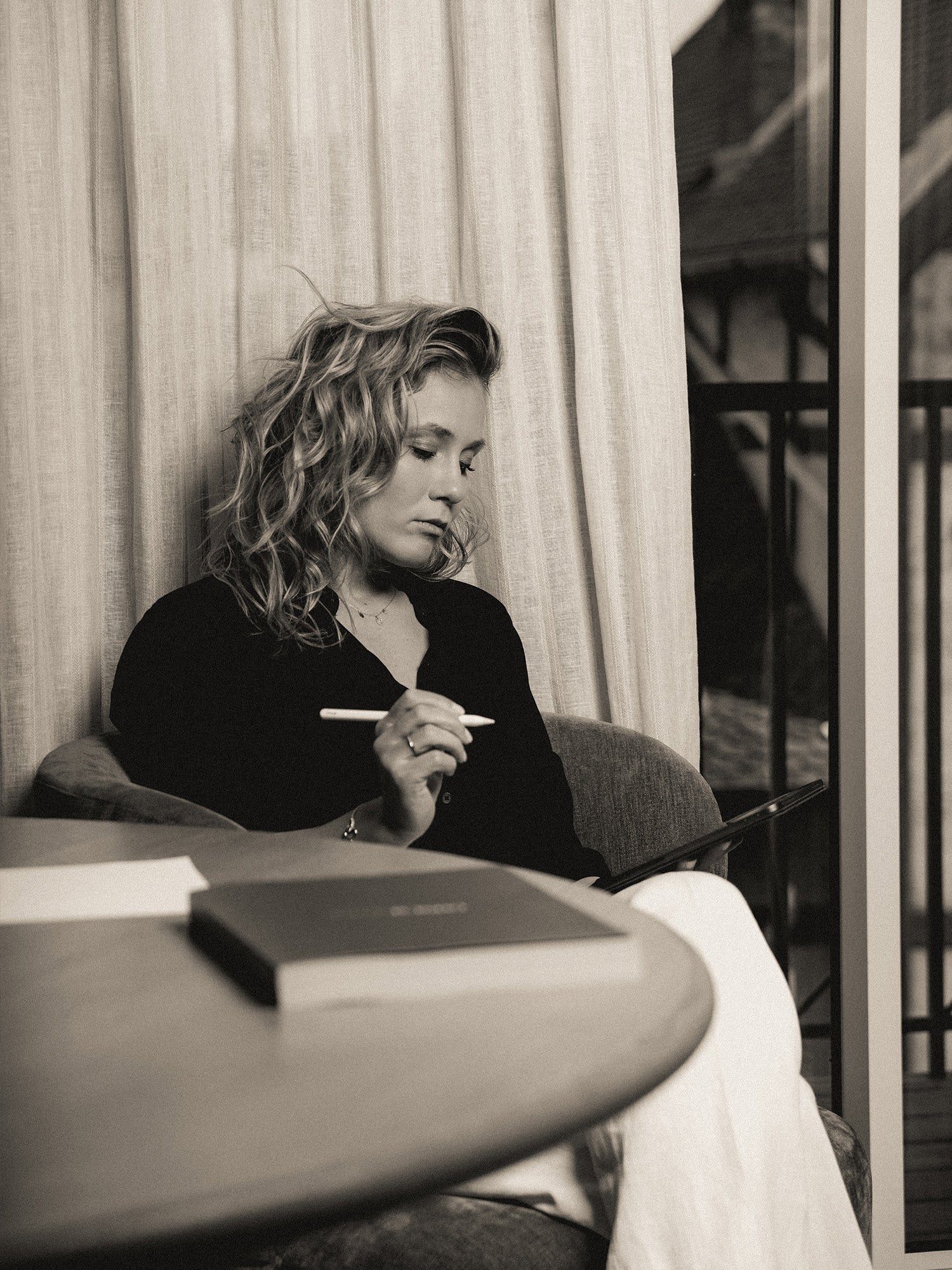 Myriam Jadart en train de réfléchir à un projet sur son ipad 